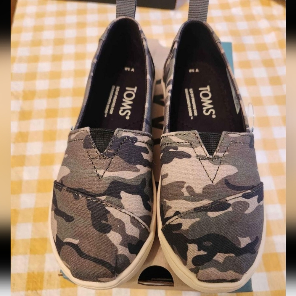 BOYS Tom's sz 12 camo alpargata slip ons new!